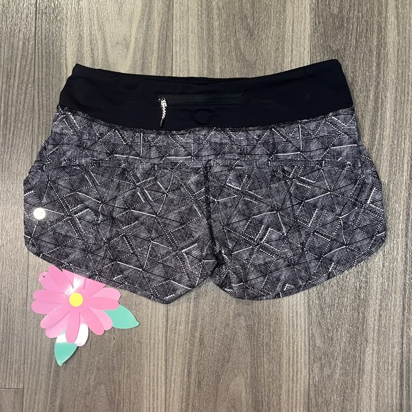 Lululemon Speed Up 2.5” Shorts - Picture 2 of 12
